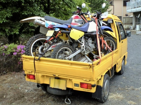 バイクを運ぶ車